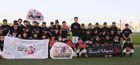 大勢集まった騎手仲間と記念撮影におさまる石神深一（中央）