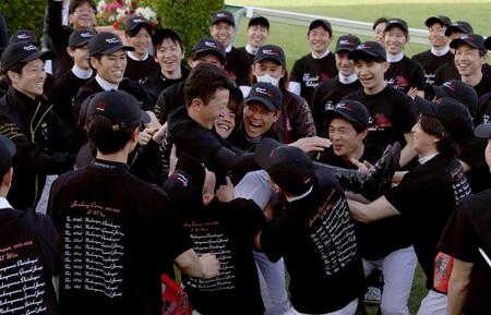 胴上げを終え、騎手仲間からもみくちゃにされる石神深一（中央）