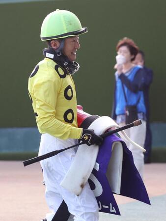 プラチナドリームで８着に敗れ検量室に戻る石神