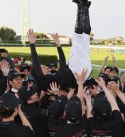 大勢集まった騎手仲間に胴上げされる石神深一（中央）　