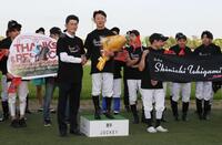 オジュウチョウサンを管理した和田正一郎調教師から花束を贈られ握手する石神深一