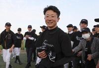 引退式を終え、笑顔の石神深一（中央）