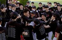 胴上げを終え、騎手仲間からもみくちゃにされる石神深一（中央）