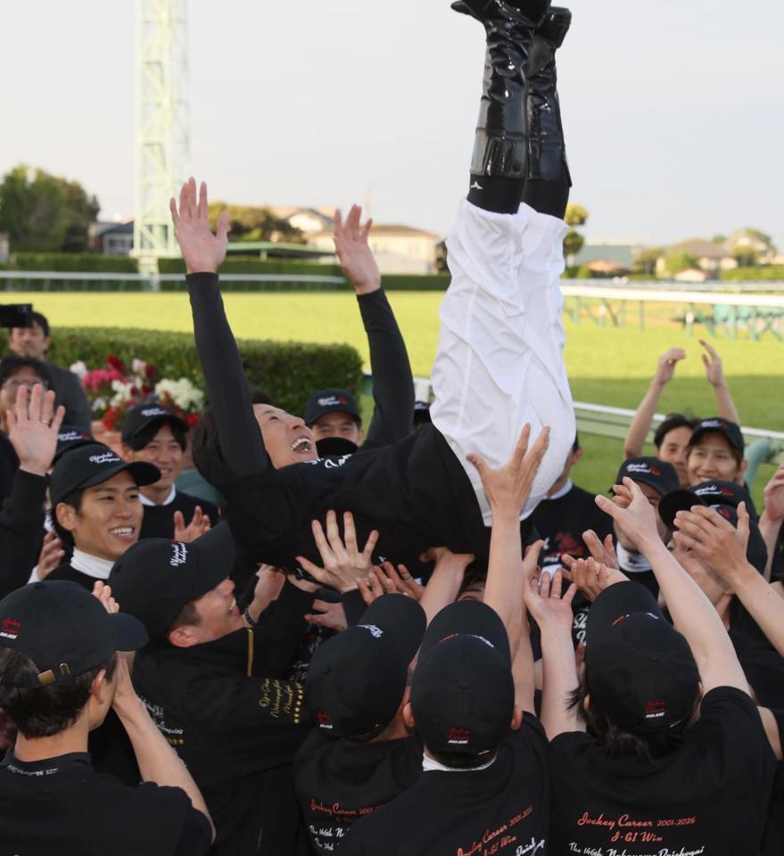 大勢集まった騎手仲間に胴上げされる石神深一（中央）　