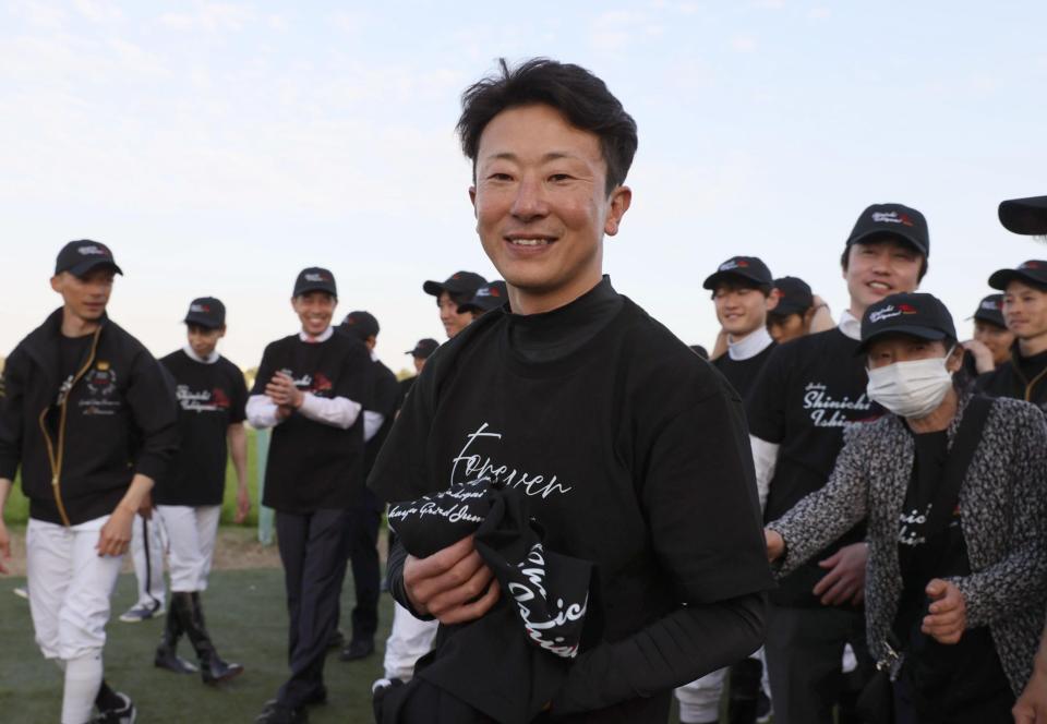 引退式を終え、笑顔の石神深一（中央）