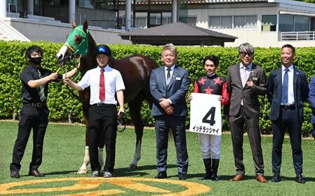 ６Ｒ３歳１勝クラスを勝ったイッテラッシャイと戸崎、馬主の堀江貴文氏（左から３人目）＝撮影・持木克友