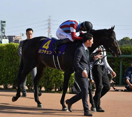 皐月賞を制したロブチェンを労う松山（撮影・持木克友）