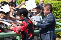 ６Ｒ３歳１勝クラスをイッテラッシャイで勝ちサインに応じる戸崎と馬主の堀江貴文氏（右）＝撮影・持木克友