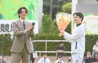 松山（右）を祝福する三浦翔平（撮影・園田高夫）