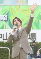 ファンに手を振る三浦翔平（撮影・園田高夫）