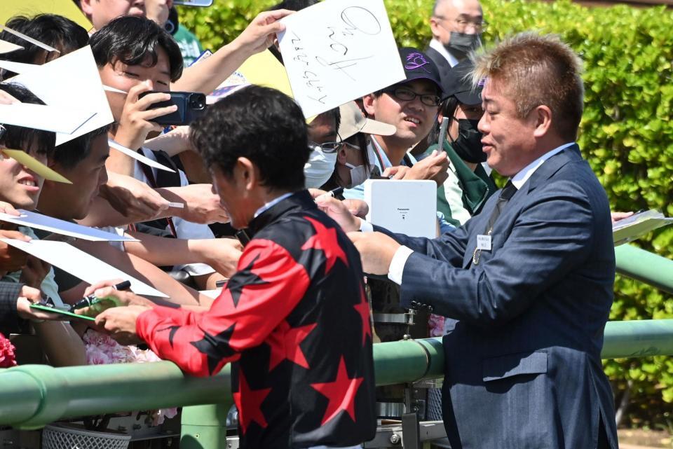 ６Ｒ３歳１勝クラスをイッテラッシャイで勝ちサインに応じる戸崎と馬主の堀江貴文氏（右）＝撮影・持木克友