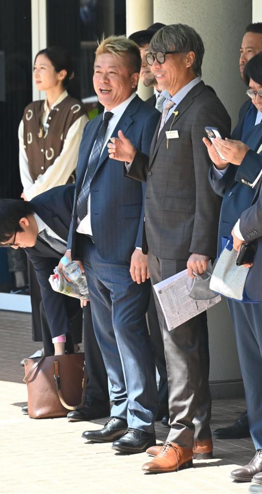 ６Ｒ３歳１勝クラスのパドックで自分の馬を見る（左から）堀江貴文氏と藤田晋氏（撮影・持木克友）