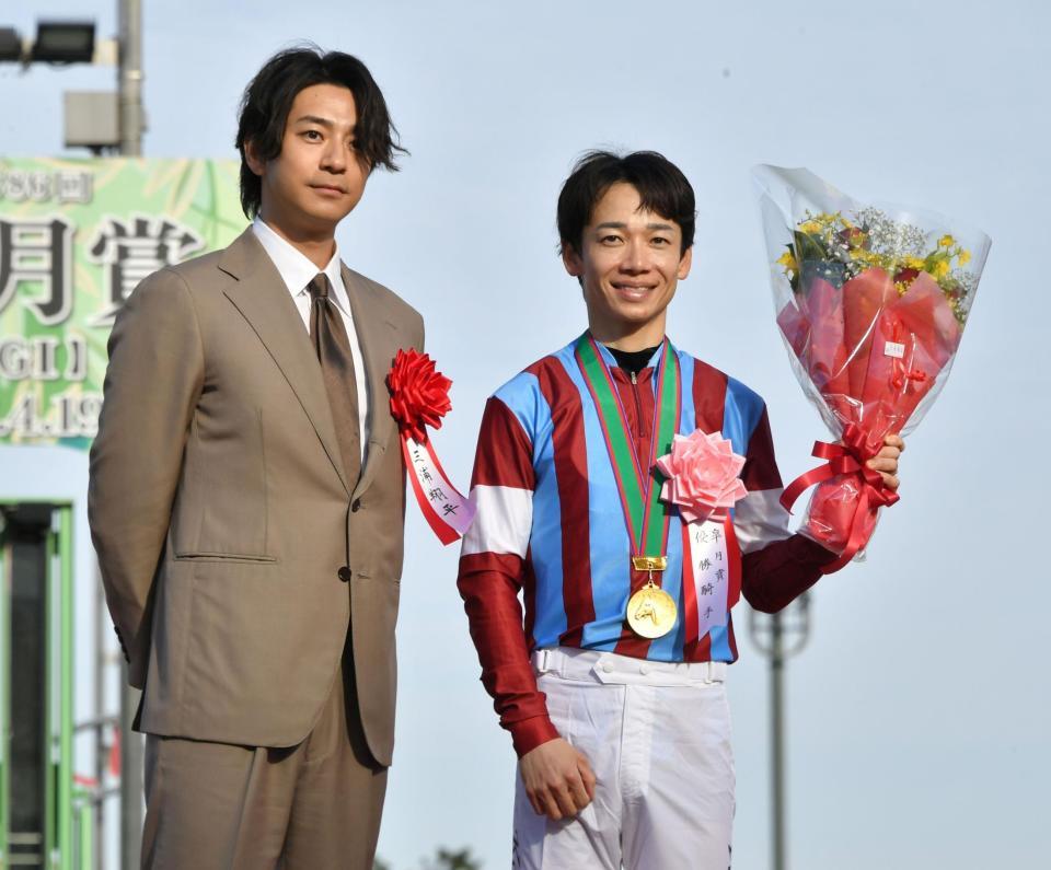 プレゼンターの三浦翔平（左）と写真に納まる松山（撮影・持木克友）