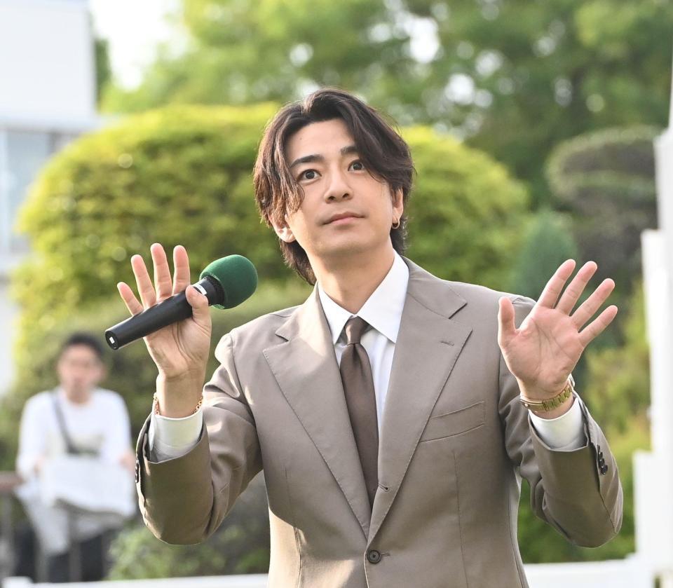 客席のファンに手を振る三浦翔平（撮影・園田高夫）