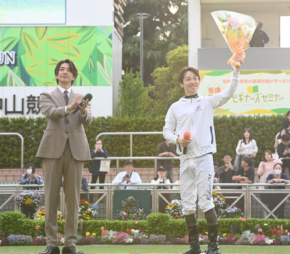 松山（右）を祝福する三浦翔平（撮影・園田高夫）