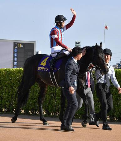 皐月賞をロブチェンで制しスタンドのファンに手を振る松山