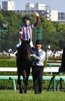 皐月賞をロブチェンで制しスタンドのファンに手を振る松山