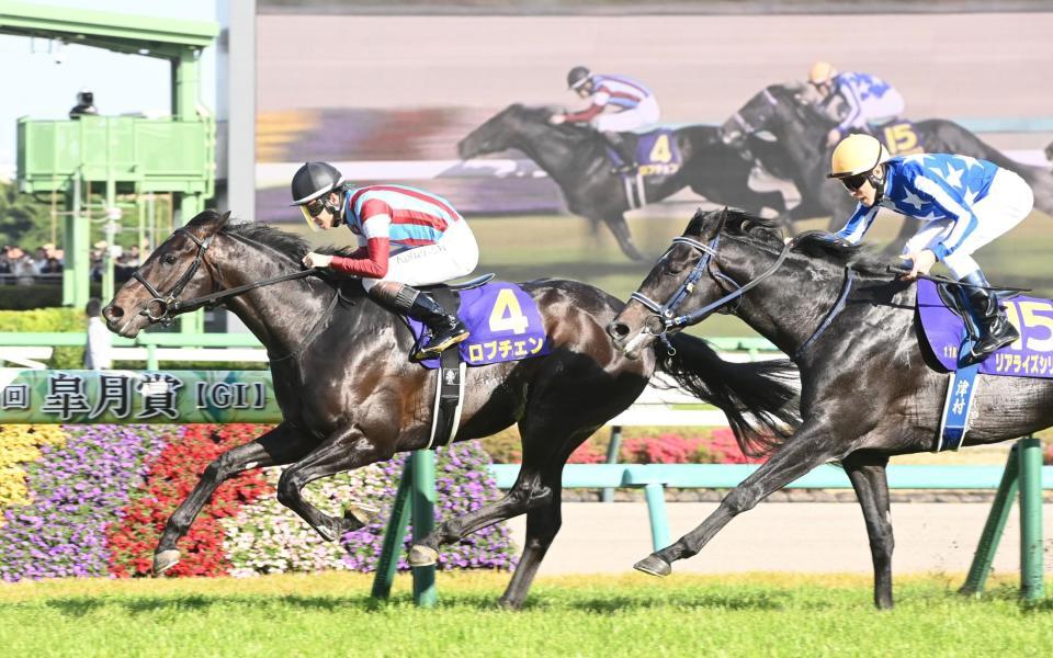 皐月賞を制したロブチェン（左