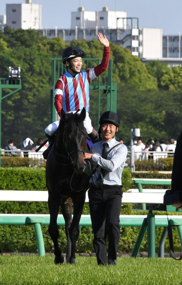皐月賞をロブチェンで制しスタンドのファンに手を振る松山