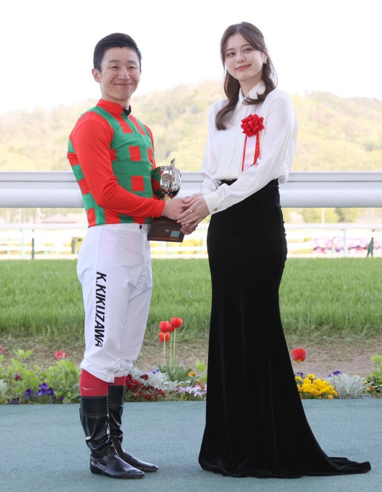 コガネノソラで福島牝馬Ｓを勝利し、ゲストプレゼンターの紺野彩夏（右）と握手する菊沢