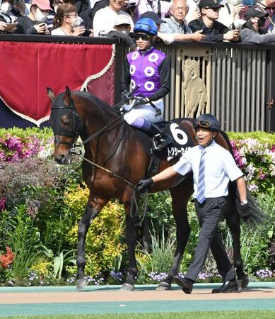 １０Ｒ武騎乗のトクシーカイザーを引いて周回する国枝きゅう務員（右）＝撮影・持木克友