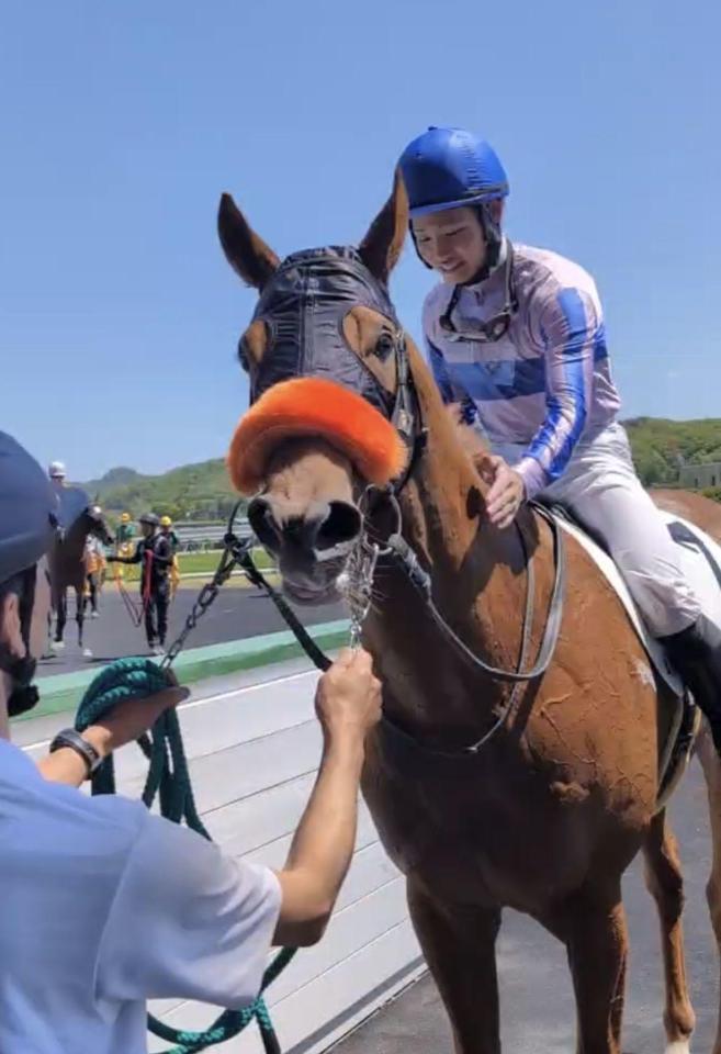 福島４Ｒで初勝利を挙げたブレイヴソルジャーをなでる石田拓郎騎手（提供・新開調教師）