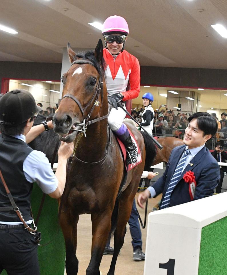 ダービーの優占出走権を獲得したゴーイントゥスカイと武を笑顔で出迎える上原佑師（右）＝撮影・持木克友