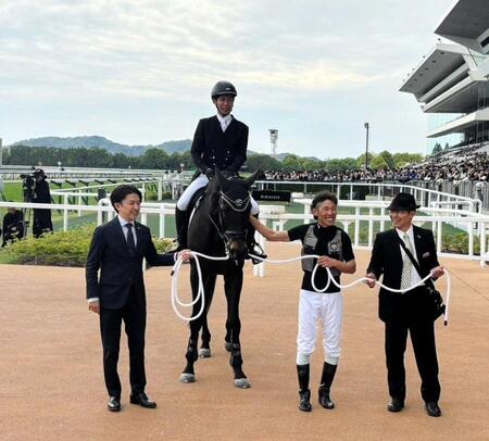 ディープボンドに騎乗した和田竜師。左から同期の福永師、古川吉、常石氏。