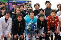 記念写真に納まる石神（前列中央）＝撮影・石湯恒介