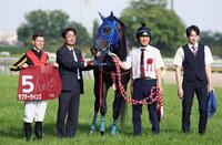 フローラＳを勝利したラフターラインズと（左から）レーン騎手、小笠調教師