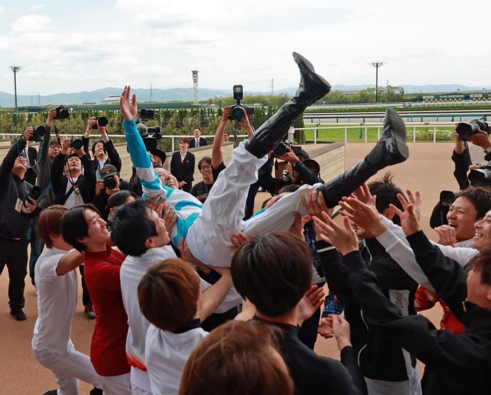 騎手仲間から胴上げされる石神（撮影・石湯恒介）