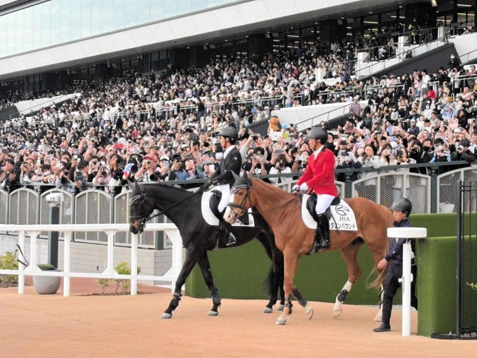 ディープボンドに騎乗して本馬場に入場する和田竜師
