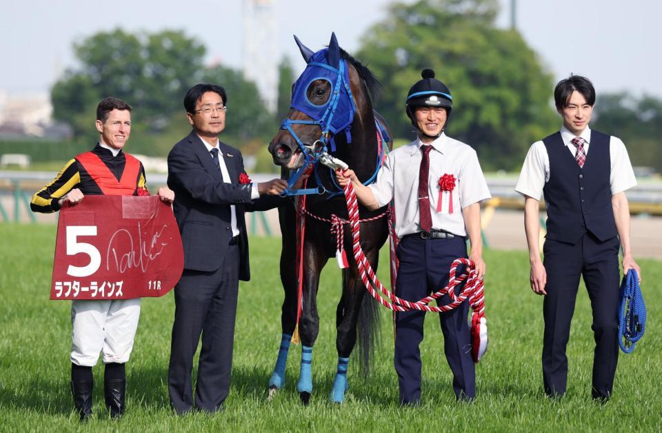フローラＳを勝利したラフターラインズと（左から）レーン騎手、小笠調教師