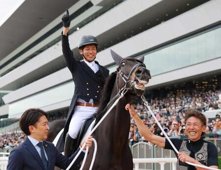 　誘導馬を務めたディープボンドに騎乗した和田竜。左は福永師、右は古川吉（撮影・石湯恒介）