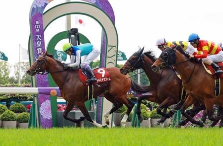 　復活ののろしを上げたアドマイヤズーム（左）＝撮影・石湯恒介