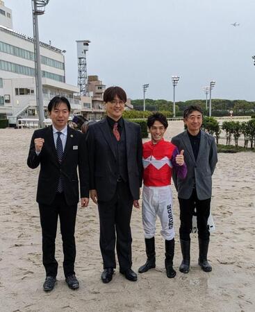 愛馬サカイワンパクオーの初陣Ｖに駆けつけた純烈・酒井一圭オーナー（左から２人目）
