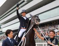 　誘導馬を務めたディープボンドに騎乗した和田竜。左は福永師、右は古川吉（撮影・石湯恒介）