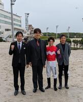 愛馬サカイワンパクオーの初陣Ｖに駆けつけた純烈・酒井一圭オーナー（左から２人目）
