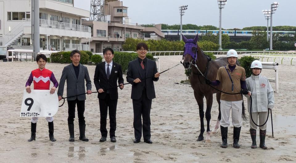 デビュー戦を逃げ切ったサカイワンパクオーと純烈・酒井一圭オーナー（左から４人目）