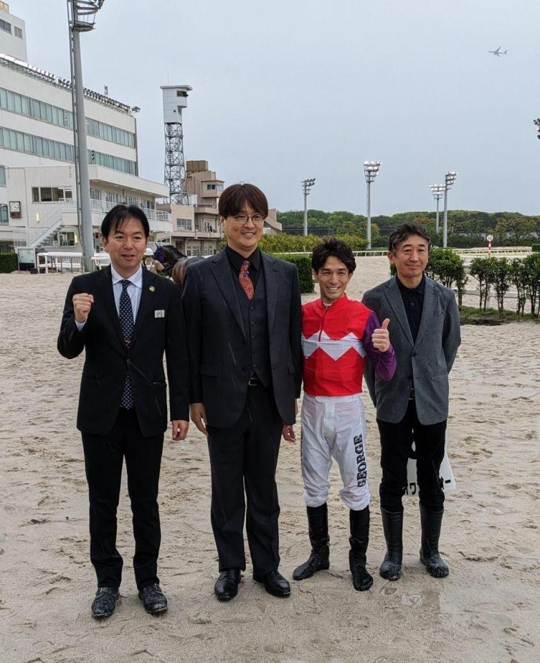 愛馬サカイワンパクオーの初陣Ｖに駆けつけた純烈・酒井一圭オーナー（左から２人目）
