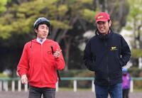 　室井師（右）と打ち合わせをする丹内（撮影・園田高夫）