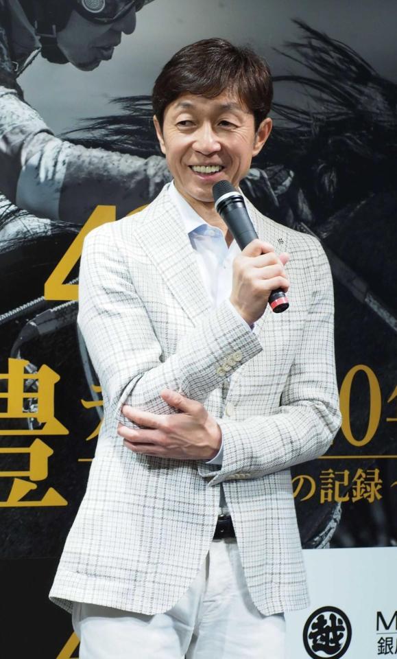 　マイクを手に笑顔でトーク