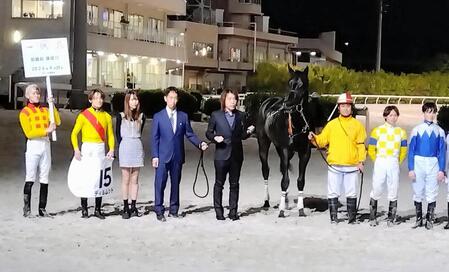 開業初勝利を挙げた穂刈隆師（左から４人目）