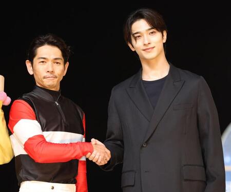 羽田盃を制した戸崎圭と握手をする横浜流星