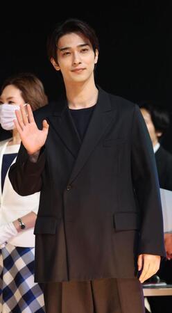 観衆に手を振る横浜流星