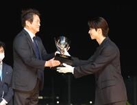 優勝カップを授与する横浜流星