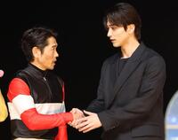 横浜流星と祝福の握手をする戸崎圭