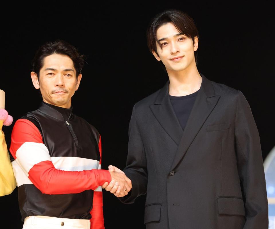 羽田盃を制した戸崎圭と握手をする横浜流星