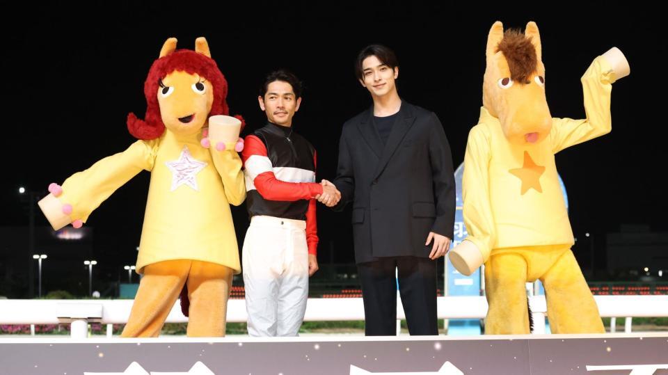 羽田盃を制した戸崎圭と握手をする横浜流星