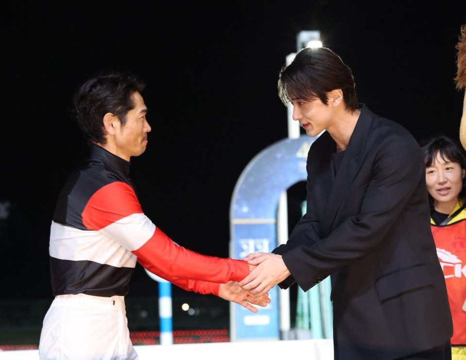 戸崎圭太騎手と祝福の握手をする横浜流星